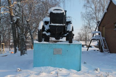 Памятник "Первый трактор на селе", 1970 г. /  / Удмуртская республика