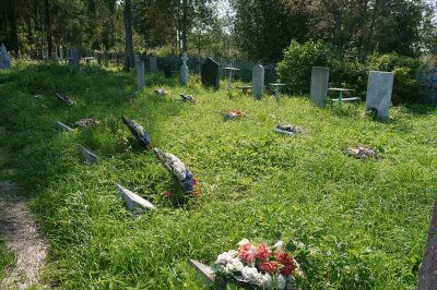 Воинское кладбище, на котором захоронено 37 советских воинов, умерших от ран в госпитале в годы Великой Отечественной войны. Установлены надгробные плиты /  / Ивановская область