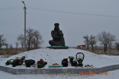 Памятник "Скорбящая мать" /  / Республика Калмыкия