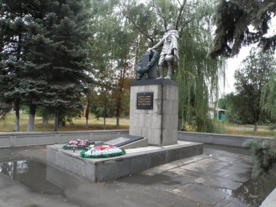 Братская могила воинов, погибших при освобождении г. Новочеркасска в 1943 г. /  / Ростовская область