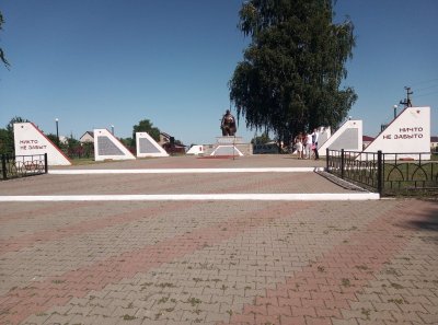 Братская могила советских воинов, погибших в боях с фашистскими захватчиками в 1943 году. Захоронено 300 человек, имена 9 человек установлены. Скульптура советского воина /  / Белгородская область