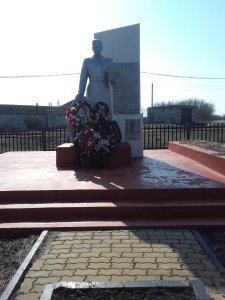 Братская могила советских воинов, погибших в боях с фашистскими захватчиками в 1943 году. Захоронено 29 человек, имена 22 человек установлены. Скульптура советского воина /  / Белгородская область