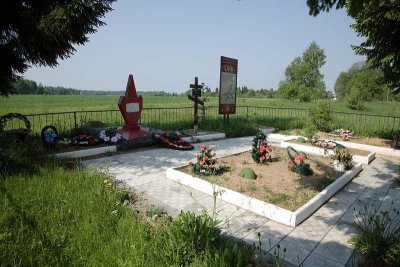 Братская могила 150 советских воинов, погибших в борьбе с немецко-фашистскими захватчиками. Установлен памятный знак /  / Смоленская область
