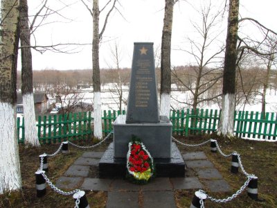 Братская могила советских воинов, павших в августе 1945 года  в боях при освобождении Южного Сахалина от японских милитаристов /  / Сахалинская область