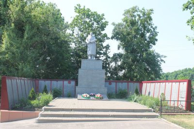 Братская могила советских воинов, погибших в боях с фашистскими захватчиками в 1943 году. Захоронено 30 человек, установлены имена  3 человек. Обелиск /  / Белгородская область