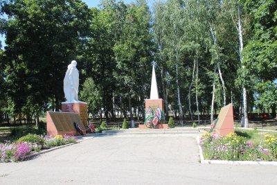 Братская могила советских воинов, погибших в боях с фашистскими захватчиками в 1943 году. Захоронено 10 человек, установлены имена 3 человек /  / Белгородская область