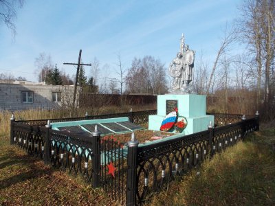Братская могила 208 Советских воинов, погибших в 1941-1943 гг. в боях с немецко-фашистскими захватчиками. Установлена скульптура /  / Смоленская область