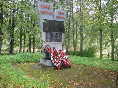 Братская могила 302 воинов Советской Армии, погибших в 1941-1943 гг. в боях с немецко-фашистскими захватчиками. Установлена скульптура /  / Смоленская область