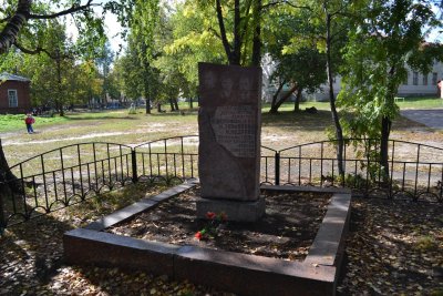 Братская могила молодых коммунистов, погибших в 1919 г. в борьбе с белобандитами /  / Нижегородская область