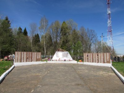 Братская могила лётчиков, погибших в 1943 г. при выполнении боевого задания /  / Владимирская область