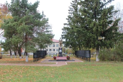 Братская могила  советских воинов, погибших в боях с фашистскими захватчиками в 1943 году.  Захоронено 43 человека, имена установлены. Скульптура советского воина /  / Белгородская область