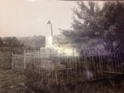 Могила Героя Советского Союза Бурана Нсанбаева, погибшего в 1943 г. /  / Орловская область