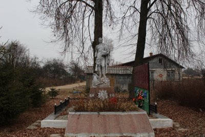 Братская могила 179 советских воинов, погибших в 1941-1943 гг. при освобождении района от немецко-фашистских захватчиков. Установлена скульптура /  / Смоленская область