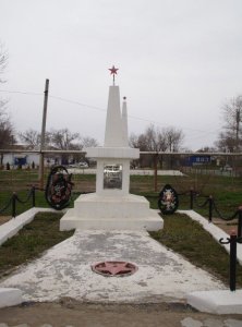 Братская могила воинов Советской Армии, погибших в Отечественной войне в 1942 г. (захоронено 175 человек) /  / Астраханская область