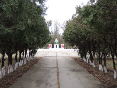 Братская могила воинов Советской Армии, погибших в боях в 1942 - 1943 гг. /  / Ставропольский край