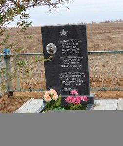 Братская могила воинов Советской Армии, погибших в Отечественной войне в 1942 г. /  / Астраханская область