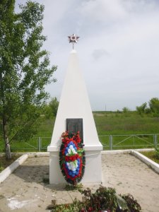 Братская могила 11-ти воинов Советской Армии, погибших в 1943 году при освобождении Невинномысска от немецко-фашистских захватчиков /  / Ставропольский край