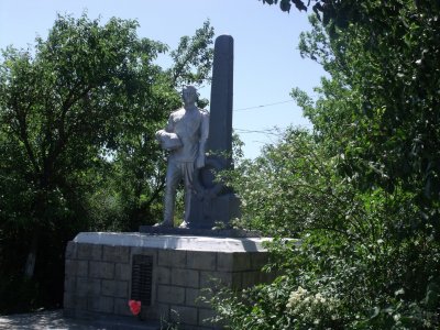 Братская могила воинов Советской Армии, погибших в 1943 году при освобождении г.Невинномысска от немецко-фашистских захватчиков /  / Ставропольский край