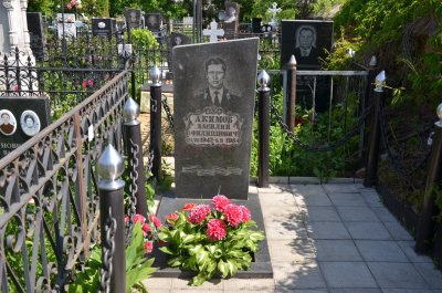 Могила капитана милиции Акимова В. Ф., погибшего в ДРА /  / Орловская область