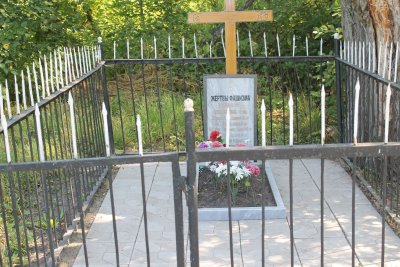 Братская могила семьи Шаровых, расстрелянных фашистами /  / Орловская область