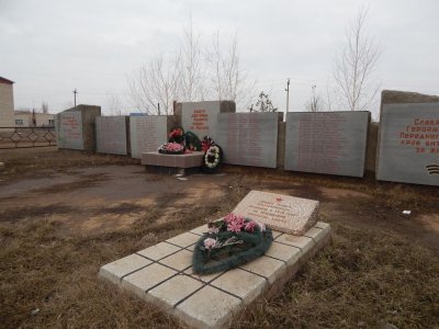 Братская могила 5-ти неизвестных красноармейцев, погибших в боях с белоказаками в 1919 г. /  / Астраханская область