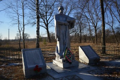 Братская могила  советских воинов, погибших в 1943 г. в боях с немецко-фашистскими захватчиками /  / Брянская область