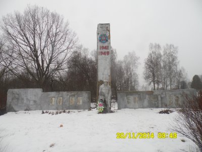 Братская могила 30 советских воинов и мирных граждан, погибших в 1941 г. в борьбе с гитлеровцами /  / Смоленская область