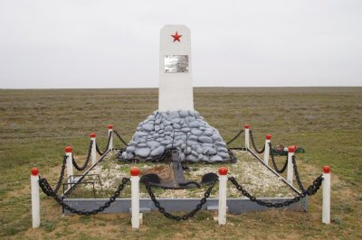 Братская могила моряков, погибших во время бомбардировки вражеской авиации в 1942 г. /  / Астраханская область