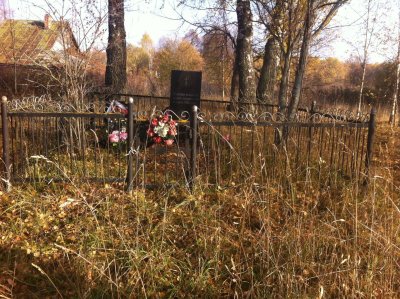 Братская могила жителей деревни, сожженных немецко-фашистскими захватчиками в марте 1943 г. /  / Смоленская область