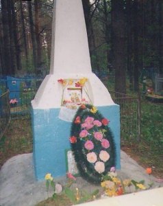 Братская могила 43 советских воинов, погибших в 1943 г. в боях с немецко-фашистскими захватчиками /  / Брянская область