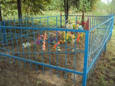 Братская могила 13 советских воинов, погибших в октябре 1941 года. Установлен памятный знак /  / Смоленская область