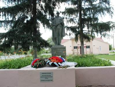 Братская могила советских воинов, погибших в боях с фашистскими захватчиками в 1943 году. Захоронено 10 человек, имена установлены  2 человек. Скульптура советского воина /  / Белгородская область