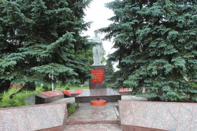 Братская могила советских воинов, погибших в боях с фашистскими захватчиками в 1943 году. Захоронен 41 человек, имена установлены. Скульптура советского воина /  / Белгородская область