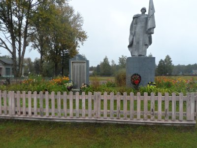 Братская могила 37 советских воинов и партизан, погибших в 1943 г. в бою с немецко-фашистскими захватчиками /  / Брянская область