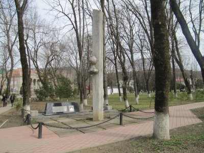Памятник-символ воспитанникам школы, погибшим в годы Великой Отечественной войны /  / Республика Адыгея