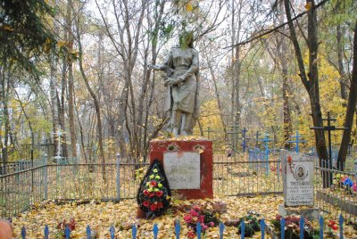 Братская могила 14 советских воинов и 3 партизан, погибших в 1941 и 1943 гг. в боях с немецко-фашистскими захватчиками /  / Брянская область