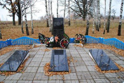 Братская могила  5 партизан, расстрелянных в 1942 году немецко-фашистскими захватчиками /  / Брянская область