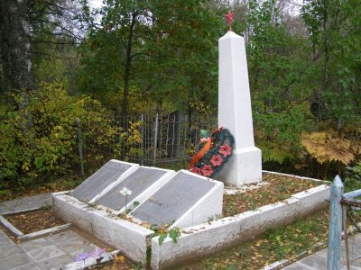 Тринадцать братских могил на городском кладбище г. Осташкова (могилы с № 1 по № 13. На могилах установлены бетонные обелиски), братская могила № 12 /  / Тверская область
