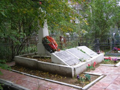 Тринадцать братских могил на городском кладбище г. Осташкова (могилы с № 1 по № 13. На могилах установлены бетонные обелиски), братская могила № 6 /  / Тверская область