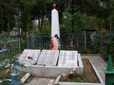 Тринадцать братских могил на городском кладбище г. Осташкова (могилы с № 1 по № 13. На могилах установлены бетонные обелиски), братская могила № 7 /  / Тверская область