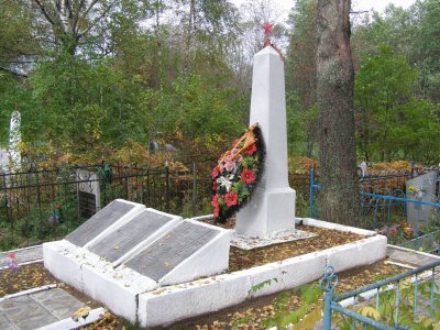 Тринадцать братских могил на городском кладбище г. Осташкова (могилы с № 1 по № 13. На могилах установлены бетонные обелиски), братская могила № 10 /  / Тверская область