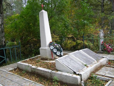 Тринадцать братских могил на городском кладбище г. Осташкова (могилы с № 1 по № 13. На могилах установлены бетонные обелиски), братская могила № 11 /  / Тверская область