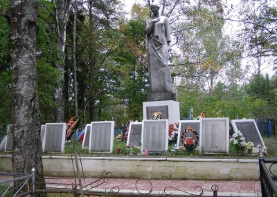 Тринадцать братских могил на городском кладбище г. Осташкова (могилы с № 1 по № 13. На могилах установлены бетонные обелиски), братская могила № 1 /  / Тверская область