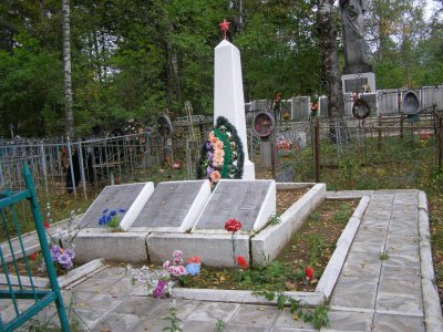Тринадцать братских могил на городском кладбище г. Осташкова (могилы с № 1 по № 13. На могилах установлены бетонные обелиски), братская могила № 2 /  / Тверская область