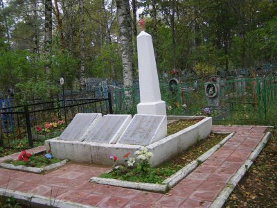 Тринадцать братских могил на городском кладбище г. Осташкова (могилы с № 1 по № 13. На могилах установлены бетонные обелиски), братская могила № 4 /  / Тверская область