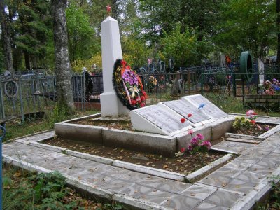 Тринадцать братских могил на городском кладбище г. Осташкова (могилы с № 1 по № 13. На могилах установлены бетонные обелиски), братская могила № 5 /  / Тверская область