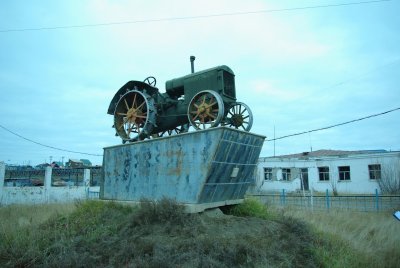 Трактор «ХТЗ», установленный в честь первых трактористов района / Мегино-Кангаласский / Республика Саха (Якутия)