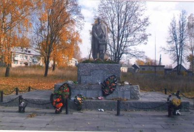 Братская могила 113 советских воинов, погибших в 1943 году в боях с немецко-фашистскими захватчиками при осовобождении села /  / Брянская область