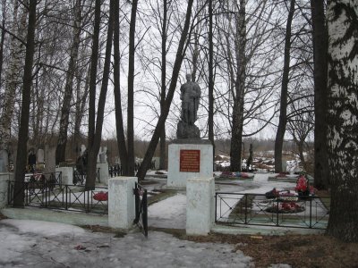 Братская могила 937 воинов Советской Армии, погибших в 1941-1943 гг. в боях с немецко-фашистскими захватчиками. Установлена скульптура /  / Смоленская область