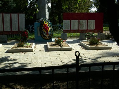 Братская могила  110 советских воинов, погибших в 1941 и 1943 гг. в боях с немецко-фашистскими захватчиками /  / Брянская область